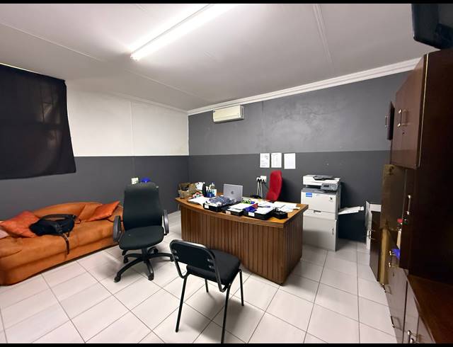 990M² WAREHOUSE FOR SALE IN BEZUIDENHOUT VALLEY